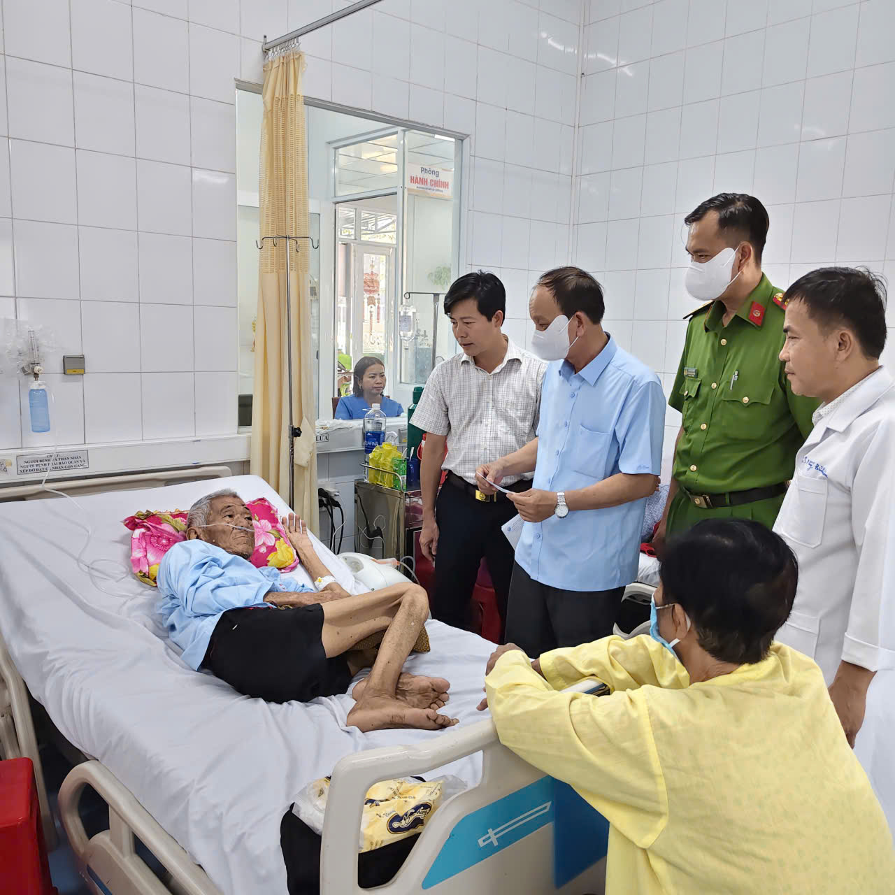 Lãnh đạo địa phương và doanh nghiệp thăm, tặng quà tết tại Trung tâm Y tế Tịnh Biên